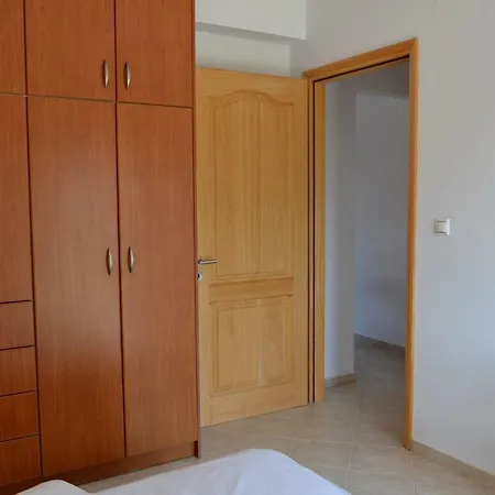 Spacious 1 Bedroom 2 Km To Pessada *