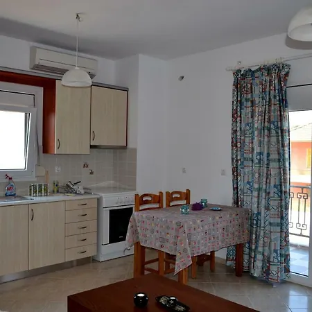 Spacious 1 Bedroom 2 Km To Pessada Διαμέρισμα