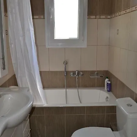 Spacious 1 Bedroom 2 Km To Pessada Διαμέρισμα *